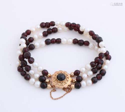 Bracelet of garnet and pearl with yellow 585/000