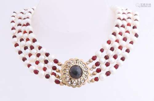 Pearl and garnet necklace with yellow gold clasp,