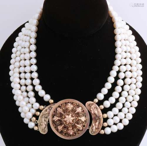 Necklace of pearls with beautiful golden stripe