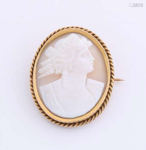 Yellow gold brooch, 585/000, with shell cameo. Oval