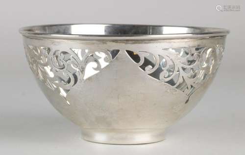 Silver bowl, 925/000, round model sawn with curls,