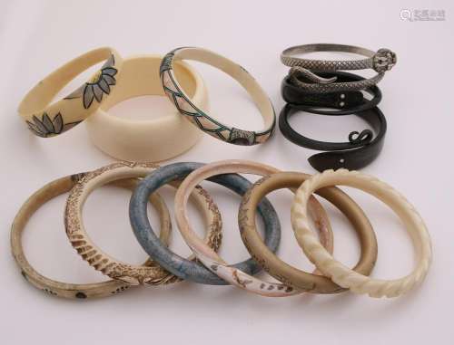 Lot with 11 bracelets with horn and bone. Miscellaneous