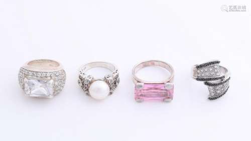 Lot with 4 silver rings, 925/000, with zirconia and