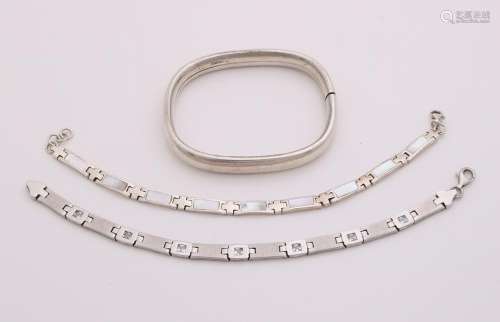 Lot with three silver bracelets, 925/000, a silver link