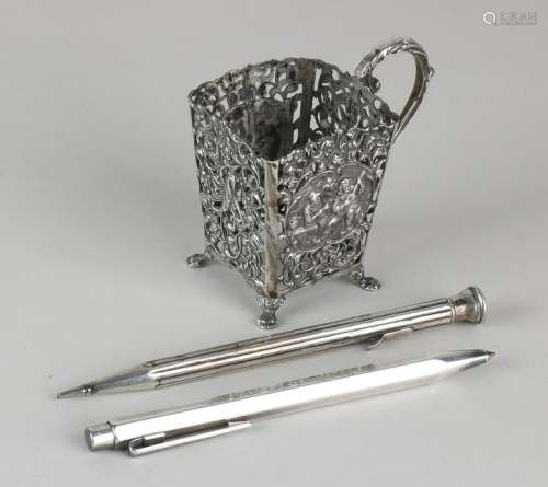 Lot with silver maggi holder and a pen and pencil.