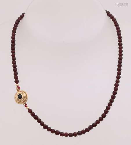 Necklace of faceted garnet beads, ø 4 mm, attached