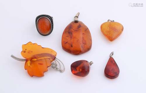 Lot of amber, with 4 pendants, a brooch and a ring with