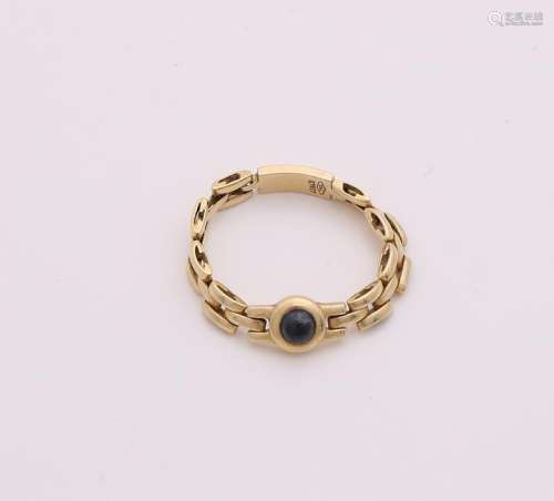 Yellow gold ring, 750/000, made from panthera links and