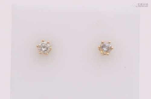 Yellow gold earrings, 585/000, with diamond. Solitaire
