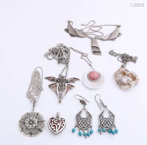 Lot of silver jewelry with 5 necklaces and pendants,