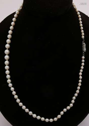 Necklace of cultive pearls, running in width 3-7mm,