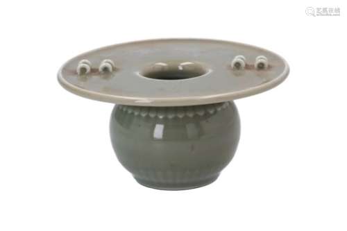 A green glazed porcelain spittoon. Marked with seal mark Qianlong. China, 20th century. Diam. 15,5