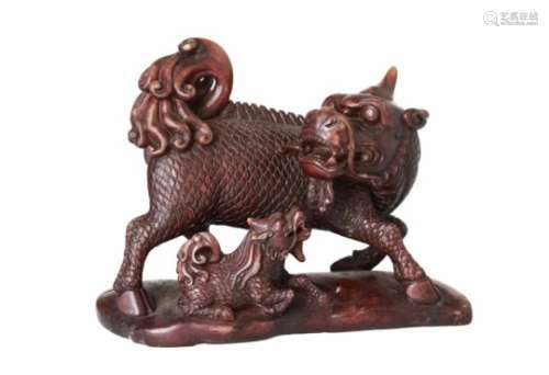 A soapstone sculpture depicting a qilin with cub. Unmarked. China, 20th century. L. 22 cm. H. 17,5