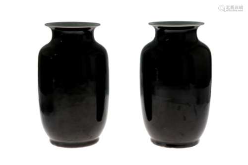 A pair of mirror black glazed porcelain vases. Unmarked. China, 19th century. H. 22,5 cm.