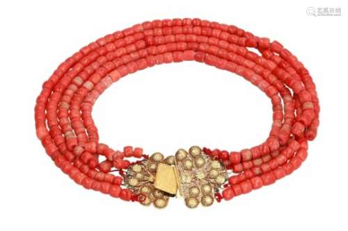 A five-strand red coral necklace with 18-kt golden clasp. Diam. approx. 6,8 - 8,2 mm. Tot. weight
