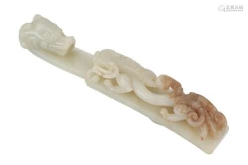 A white jade belt hook, decorated with dragons. China, 19th/20th century. L. 15,5 cm.