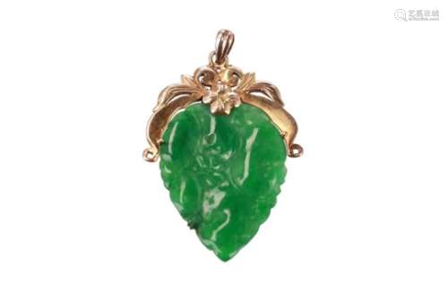 A heart shaped jade pendant with golden mounting. L. 4 cm.