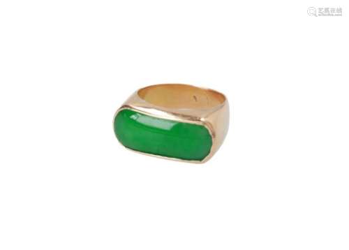 A golden ring with jade. Size 8.5 and 58.