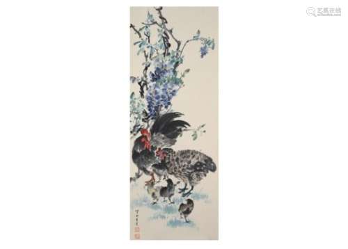 A scroll depicting a rooster, hen and chickens. Signed. China, 1987. Dim. 90,5 x 34 cm.
