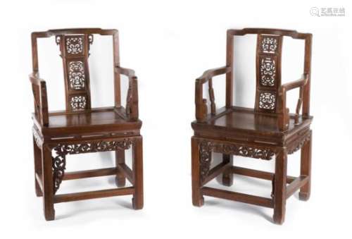 A pair of carved rosewood chairs. China, approx. 1900. Dim. 101 x 60 x 45 cm.