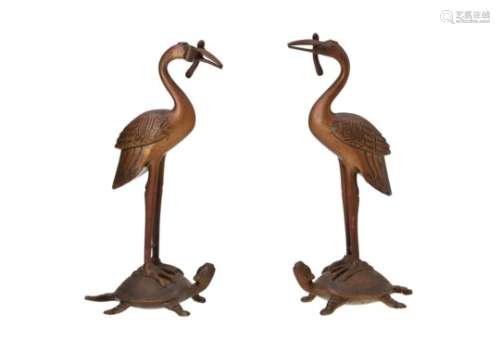 A pair of copper sculptures of cranes on turtles. China, approx. 1900. H. 20,5 cm.