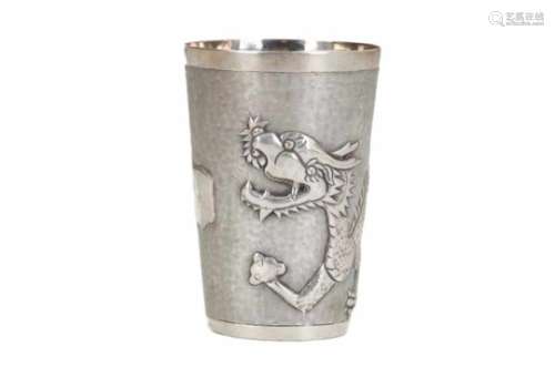 A silver beaker with relief decor of a dragon. China, approx. 1900. H. 9,5 cm.