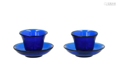 A pair of blue Peking glass cups with saucers. Unmarked. China, approx. 1900 or earlier. H. cup 4