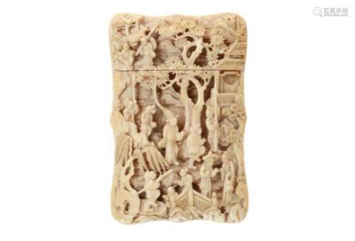 A carved ivory card holder, decorated with figures. Unmarked. China, Kanton, approx. 1880. Dim. 11,5