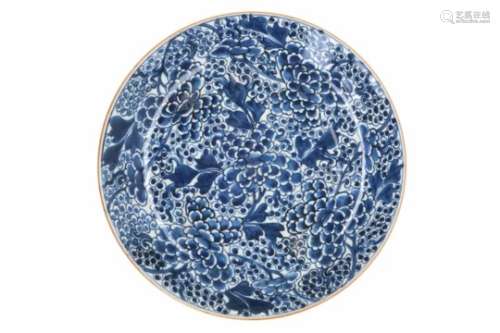 A blue and white porcelain charger, decorated with flowers. Unmarked. China, 18th century. Diam.