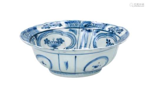 A blue and white porcelain bowl, decorated with a frog and flowers. Unmarked. China, Wanli. H. 5 cm.