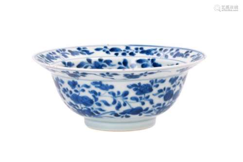 A blue and white porcelain 'klapmuts' bowl, decorated with flowers. Unmarked. China, 18th century.