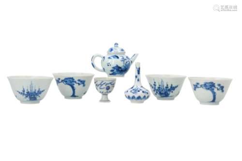 Lot of diverse blue and white porcelain objects, 1) a set of four cups, decorated with flower