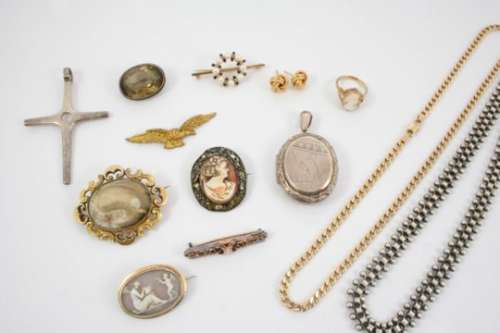 A QUANTITY OF JEWELLERY including various items of jewellery and costume jewellery
