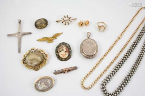 A QUANTITY OF JEWELLERY including various items of jewellery and costume jewellery