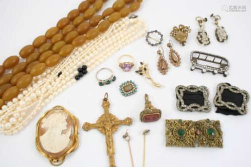 A LARGE QUANTITY OF JEWELLERY AND COSTUME JEWELLERY including an emerald and diamond ring, set in