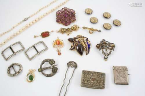 A QUANTITY OF JEWELLERY including a graduated cultured pearl necklace, a pair of paste set