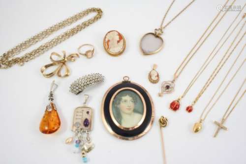 A QUANTITY OF JEWELLERY AND COSTUME JEWELLERY including a carved shell cameo brooch, in a 9ct.