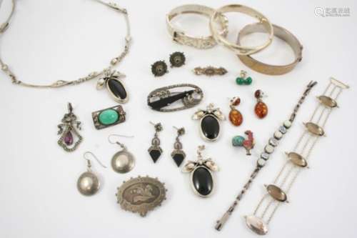 A QUANTITY OF ASSORTED JEWELLERY including a moonstone and opal bracelet, two pairs of amber drop