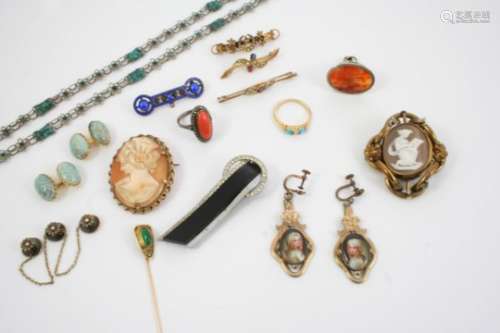 A QUANTITY OF JEWELLERY including a Victorian shell cameo brooch, a coral and marcasite ring, a