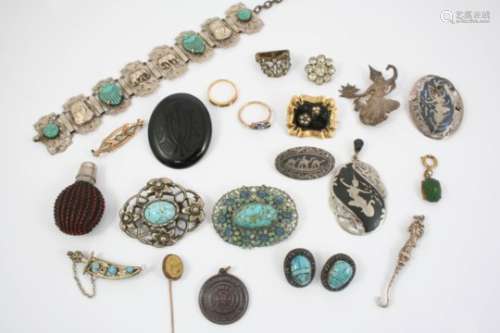 A QUANTITY OF JEWELLERY AND COSTUME JEWELLERY