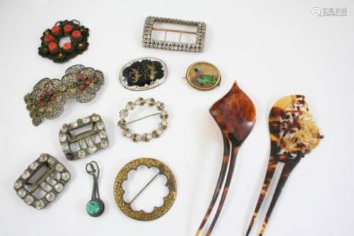 A QUANTITY OF JEWELLERY including two tortoiseshell hair combs and two other combs, two paste set