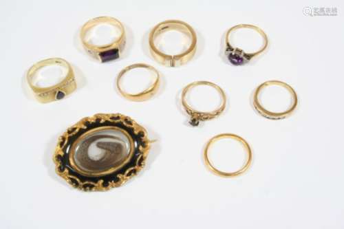 A QUANTITY OF JEWELLERY including a Victorian black enamel and gold mourning brooch, the centre