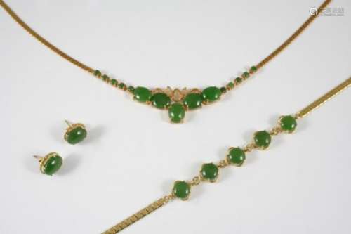 A NEPHRITE JADE AND GOLD NECKLACE formed with five oval jade cabochons, with small jade cabochons