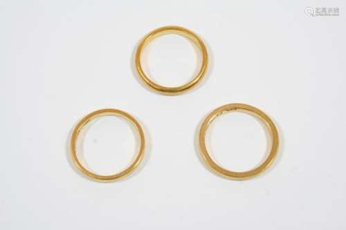 THREE 22CT. GOLD WEDDING BANDS 11.1 grams in total.