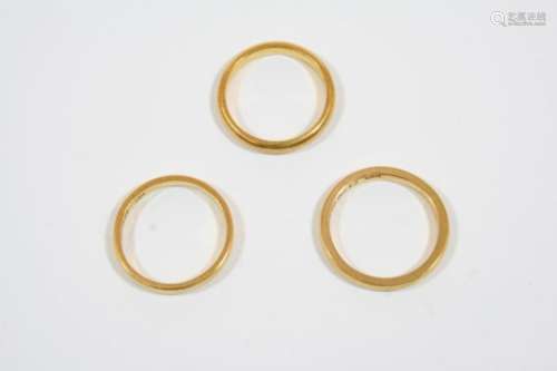 THREE 22CT. GOLD WEDDING BANDS 11.1 grams in total.