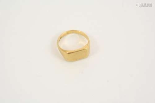 AN 18CT. GOLD SIGNET RING of rectangular shape, 7.9 grams, size N.