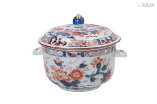 An Imari porcelain lidded box, decorated with flowers. Unmarked. China, Qianlong. H. 11,5 cm.