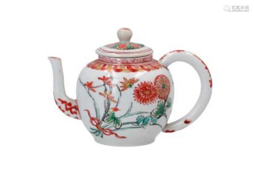 A polychrome porcelain teapot, decorated with flowers. Unmarked. China, 18th century. H. teapot 8