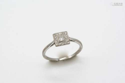 AN EARLY 20TH CENTURY DIAMOND CLUSTER RING the central circular-cut diamond is millegrain set within