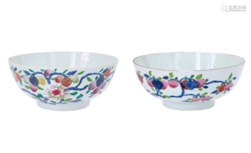 Lot of two famille rose porcelain bowls, decorated with fruits. Unmarked. China, Qianlong. Diam.